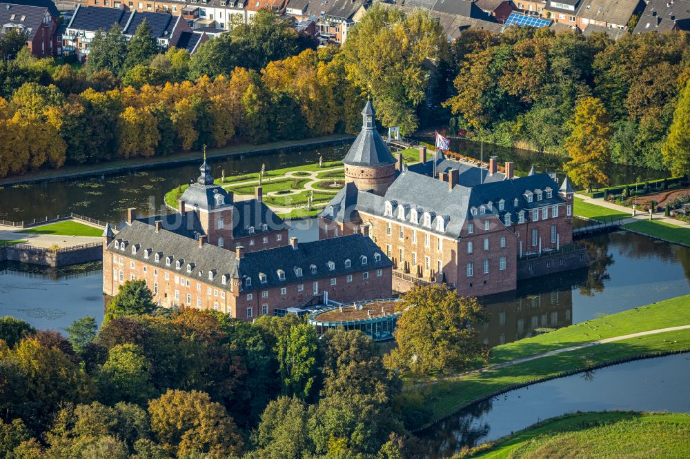 Isselburg aus der Vogelperspektive: Wassergraben und Parkanlagen am Wasserschloß Anholt in Isselburg im Bundesland Nordrhein-Westfalen, Deutschland