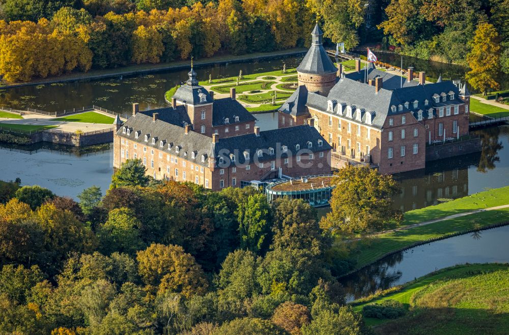 Luftaufnahme Isselburg - Wassergraben und Parkanlagen am Wasserschloß Anholt in Isselburg im Bundesland Nordrhein-Westfalen, Deutschland