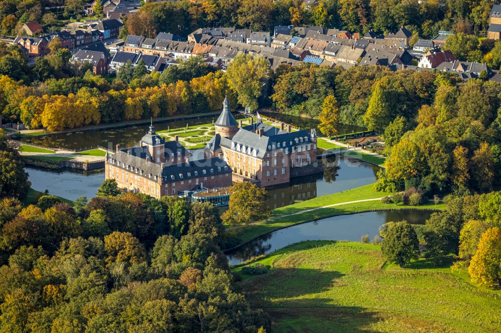 Isselburg von oben - Wassergraben und Parkanlagen am Wasserschloß Anholt in Isselburg im Bundesland Nordrhein-Westfalen, Deutschland