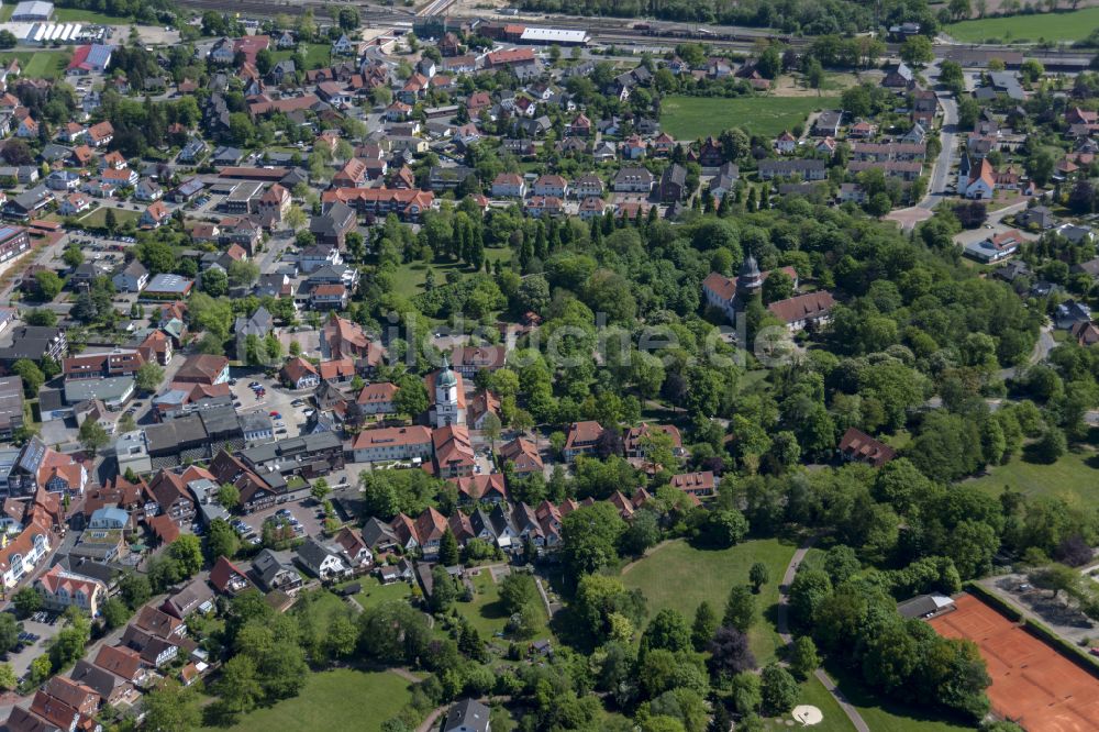 Diepholz aus der Vogelperspektive: Wassergraben mit Wasserschloß Schloss und Amtsgericht in Diepholz im Bundesland Niedersachsen, Deutschland