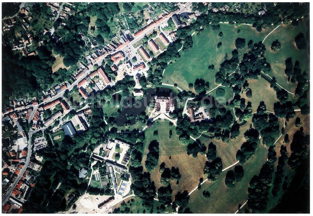 Luftbild Bad Muskau - Wassergraben mit Wasserschloß - Schloss Bad Muskau an der Schloßstraße in Bad Muskau im Bundesland Sachsen, Deutschland