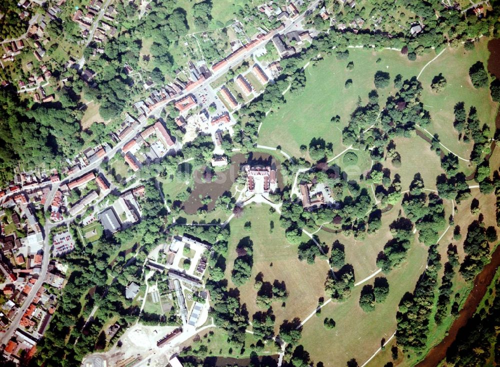 Luftaufnahme Bad Muskau - Wassergraben mit Wasserschloß - Schloss Bad Muskau an der Schloßstraße in Bad Muskau im Bundesland Sachsen, Deutschland