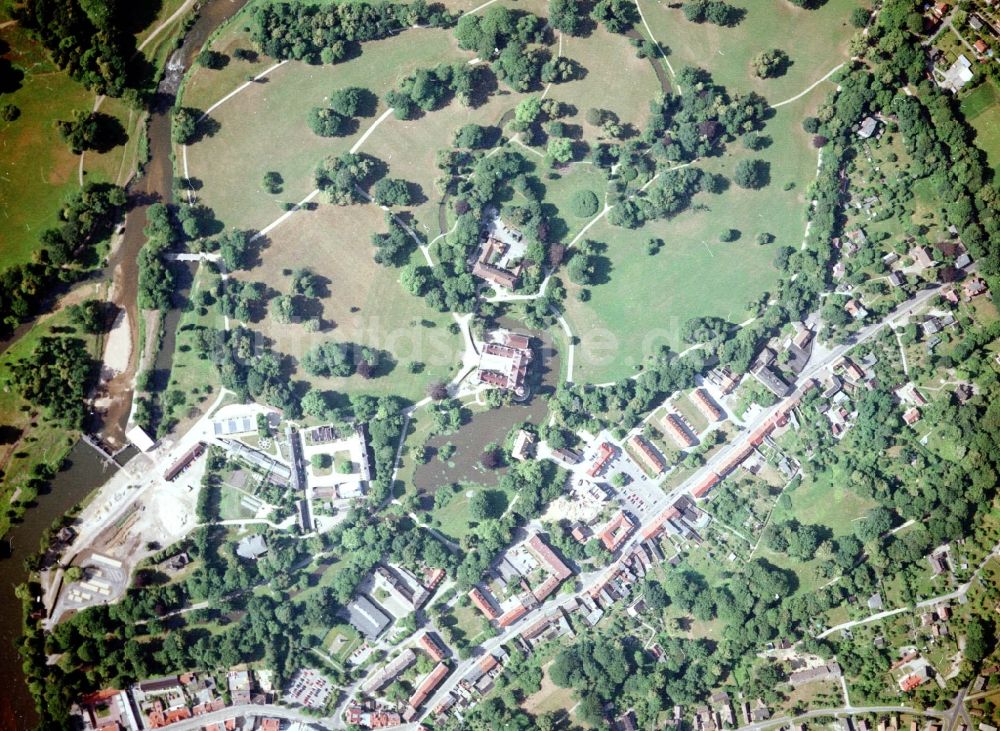 Bad Muskau aus der Vogelperspektive: Wassergraben mit Wasserschloß - Schloss Bad Muskau an der Schloßstraße in Bad Muskau im Bundesland Sachsen, Deutschland