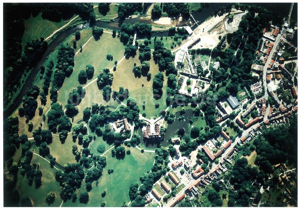 Bad Muskau aus der Vogelperspektive: Wassergraben mit Wasserschloß - Schloss Bad Muskau an der Schloßstraße in Bad Muskau im Bundesland Sachsen, Deutschland