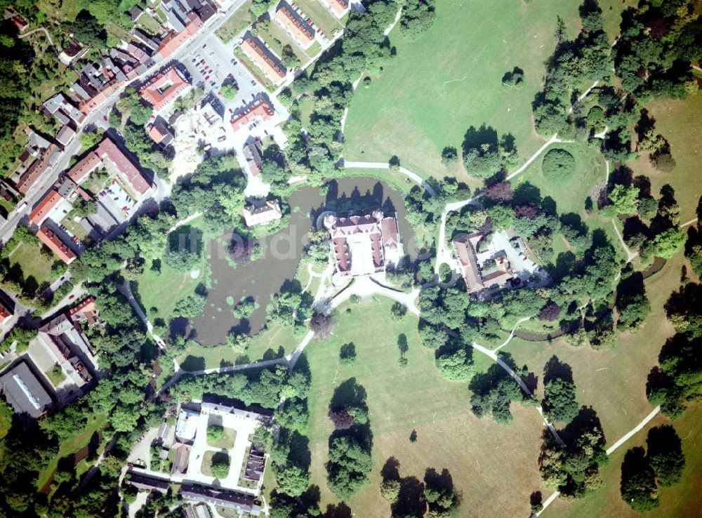 Luftaufnahme Bad Muskau - Wassergraben mit Wasserschloß - Schloss Bad Muskau an der Schloßstraße in Bad Muskau im Bundesland Sachsen, Deutschland