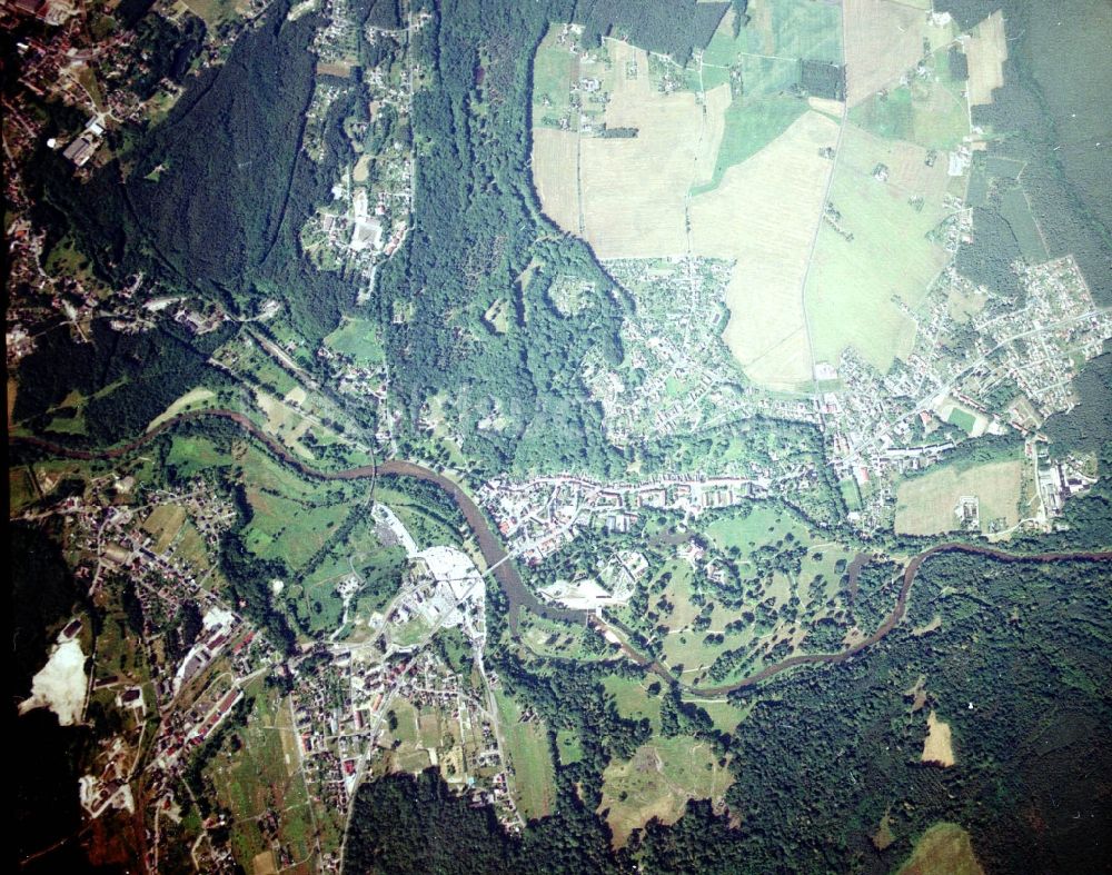 Bad Muskau aus der Vogelperspektive: Wassergraben mit Wasserschloß - Schloss Bad Muskau an der Schloßstraße in Bad Muskau im Bundesland Sachsen, Deutschland