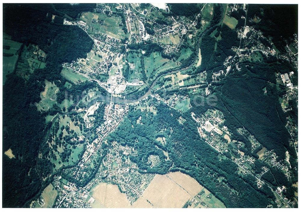 Luftaufnahme Bad Muskau - Wassergraben mit Wasserschloß - Schloss Bad Muskau an der Schloßstraße in Bad Muskau im Bundesland Sachsen, Deutschland