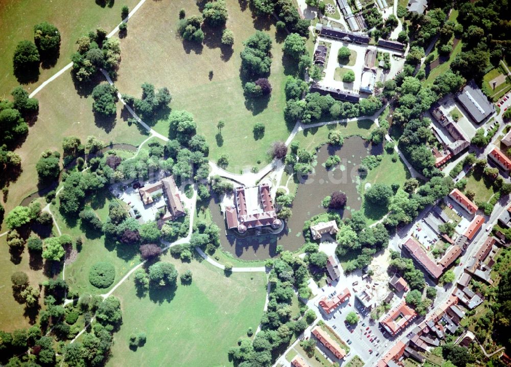 Bad Muskau von oben - Wassergraben mit Wasserschloß - Schloss Bad Muskau an der Schloßstraße in Bad Muskau im Bundesland Sachsen, Deutschland