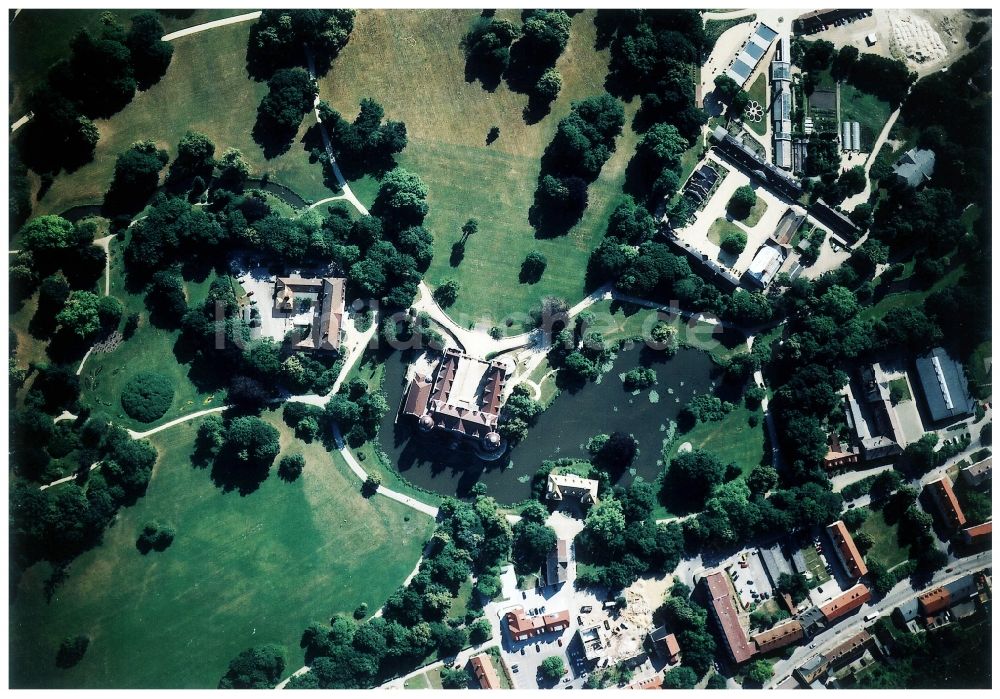 Bad Muskau aus der Vogelperspektive: Wassergraben mit Wasserschloß - Schloss Bad Muskau an der Schloßstraße in Bad Muskau im Bundesland Sachsen, Deutschland