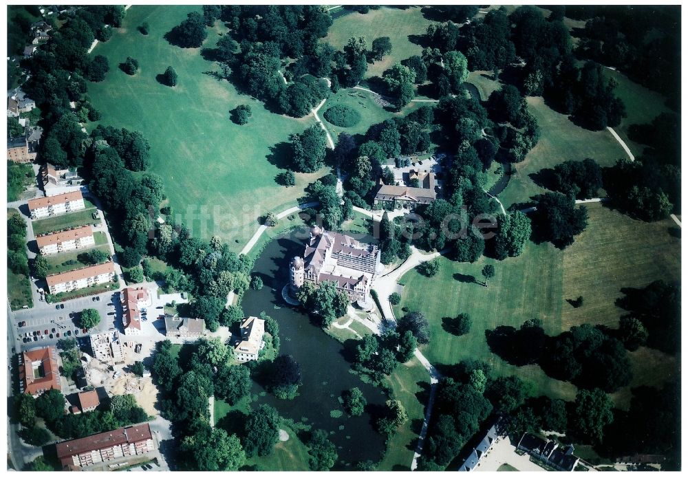 Luftbild Bad Muskau - Wassergraben mit Wasserschloß - Schloss Bad Muskau an der Schloßstraße in Bad Muskau im Bundesland Sachsen, Deutschland