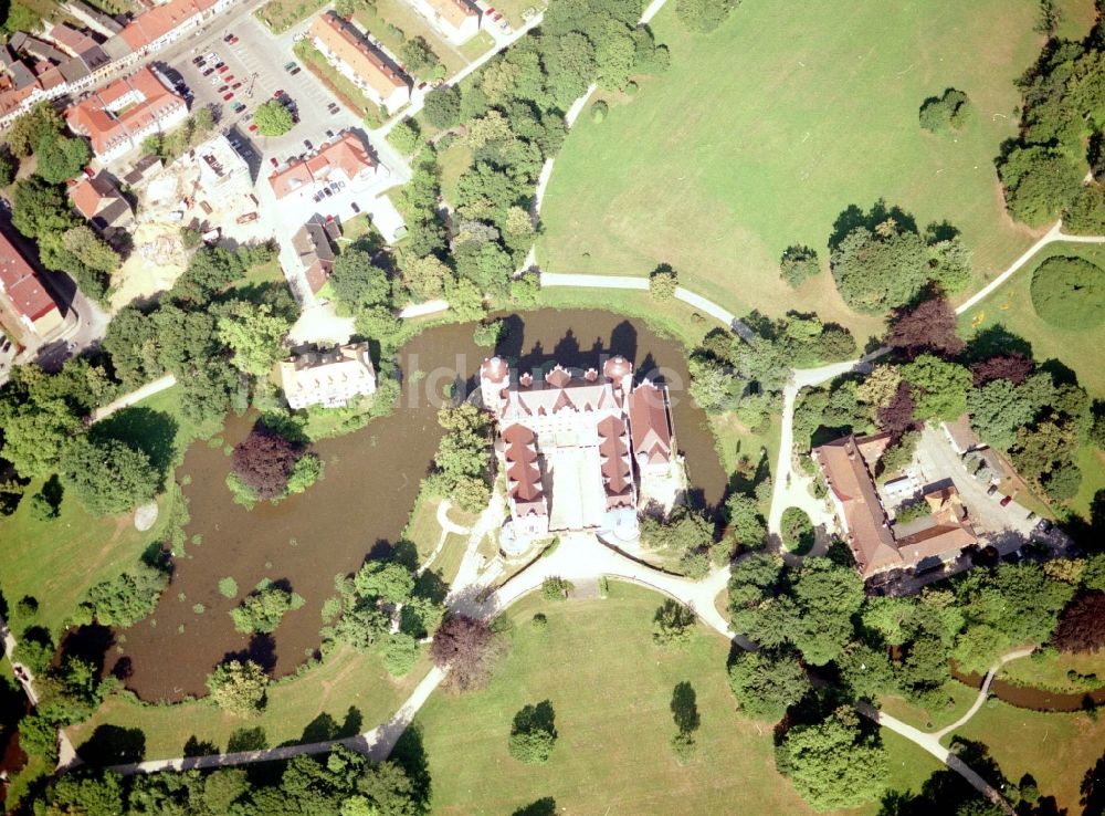 Luftaufnahme Bad Muskau - Wassergraben mit Wasserschloß - Schloss Bad Muskau an der Schloßstraße in Bad Muskau im Bundesland Sachsen, Deutschland