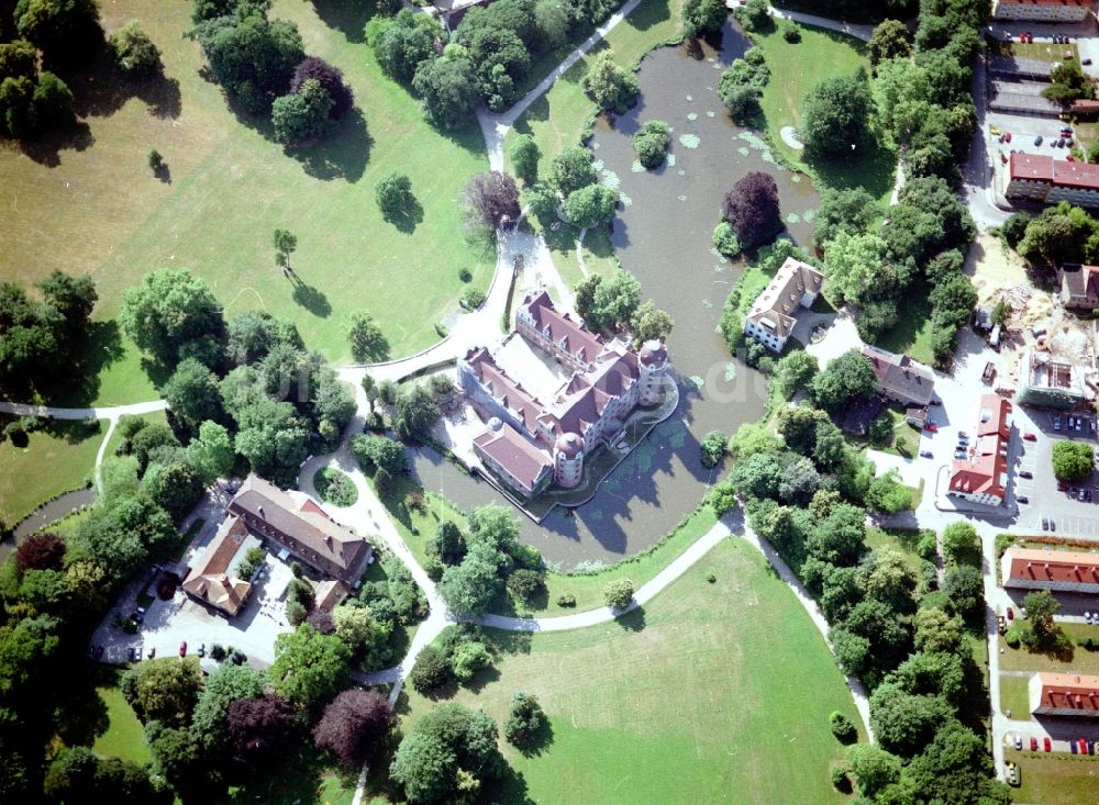 Bad Muskau von oben - Wassergraben mit Wasserschloß - Schloss Bad Muskau an der Schloßstraße in Bad Muskau im Bundesland Sachsen, Deutschland