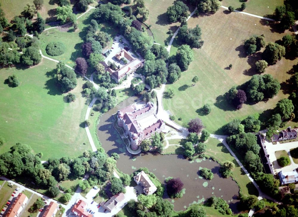 Bad Muskau aus der Vogelperspektive: Wassergraben mit Wasserschloß - Schloss Bad Muskau an der Schloßstraße in Bad Muskau im Bundesland Sachsen, Deutschland