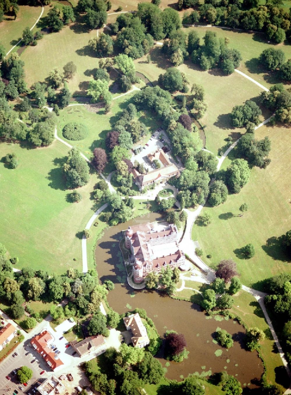 Luftbild Bad Muskau - Wassergraben mit Wasserschloß - Schloss Bad Muskau an der Schloßstraße in Bad Muskau im Bundesland Sachsen, Deutschland