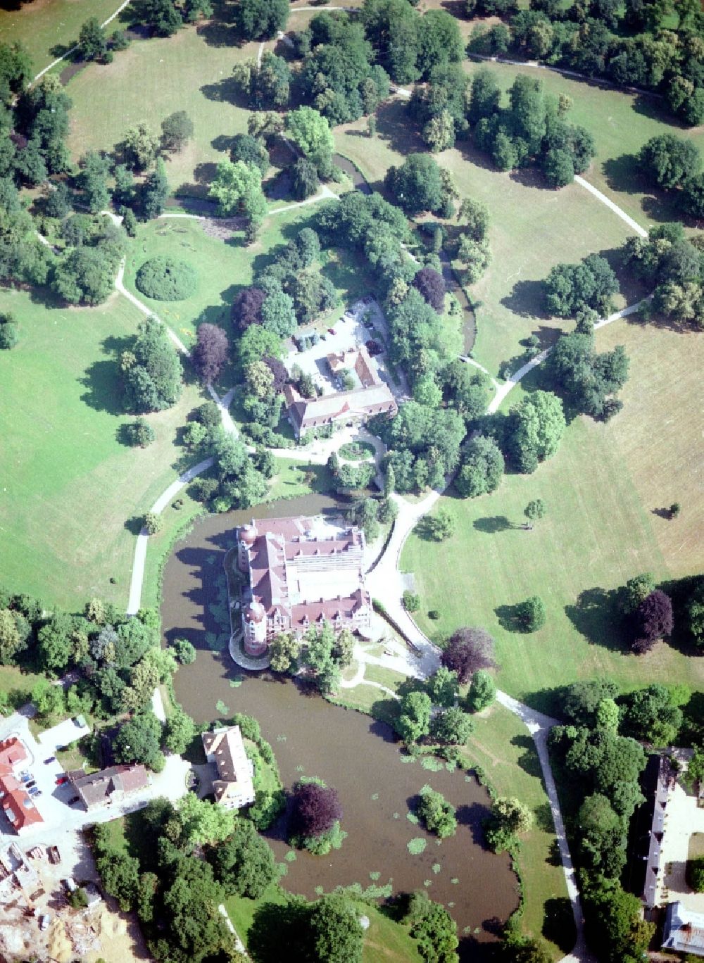 Luftaufnahme Bad Muskau - Wassergraben mit Wasserschloß - Schloss Bad Muskau an der Schloßstraße in Bad Muskau im Bundesland Sachsen, Deutschland