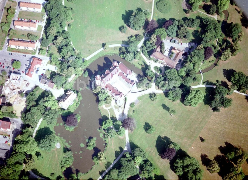 Bad Muskau von oben - Wassergraben mit Wasserschloß - Schloss Bad Muskau an der Schloßstraße in Bad Muskau im Bundesland Sachsen, Deutschland