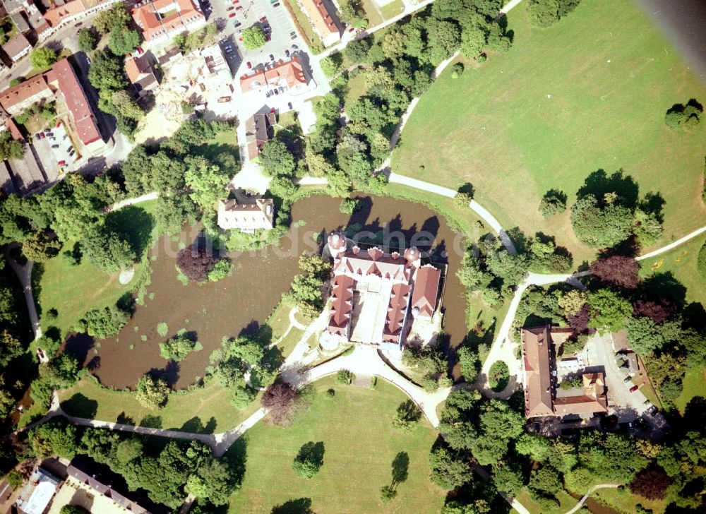 Bad Muskau aus der Vogelperspektive: Wassergraben mit Wasserschloß - Schloss Bad Muskau an der Schloßstraße in Bad Muskau im Bundesland Sachsen, Deutschland