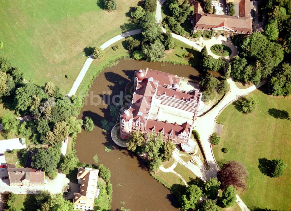 Luftbild Bad Muskau - Wassergraben mit Wasserschloß - Schloss Bad Muskau an der Schloßstraße in Bad Muskau im Bundesland Sachsen, Deutschland