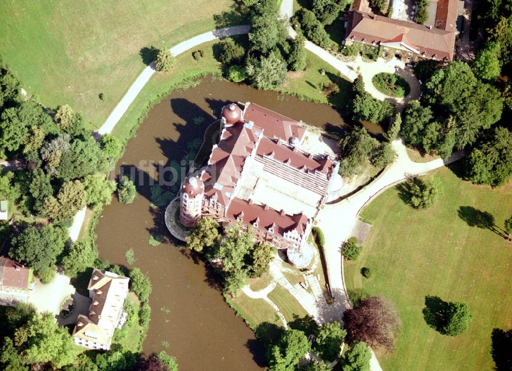 Luftaufnahme Bad Muskau - Wassergraben mit Wasserschloß - Schloss Bad Muskau an der Schloßstraße in Bad Muskau im Bundesland Sachsen, Deutschland