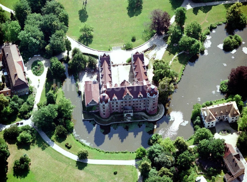 Bad Muskau von oben - Wassergraben mit Wasserschloß - Schloss Bad Muskau an der Schloßstraße in Bad Muskau im Bundesland Sachsen, Deutschland