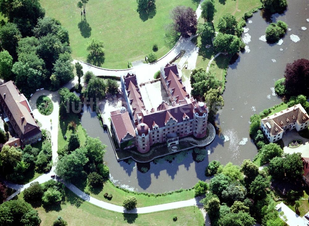 Bad Muskau aus der Vogelperspektive: Wassergraben mit Wasserschloß - Schloss Bad Muskau an der Schloßstraße in Bad Muskau im Bundesland Sachsen, Deutschland