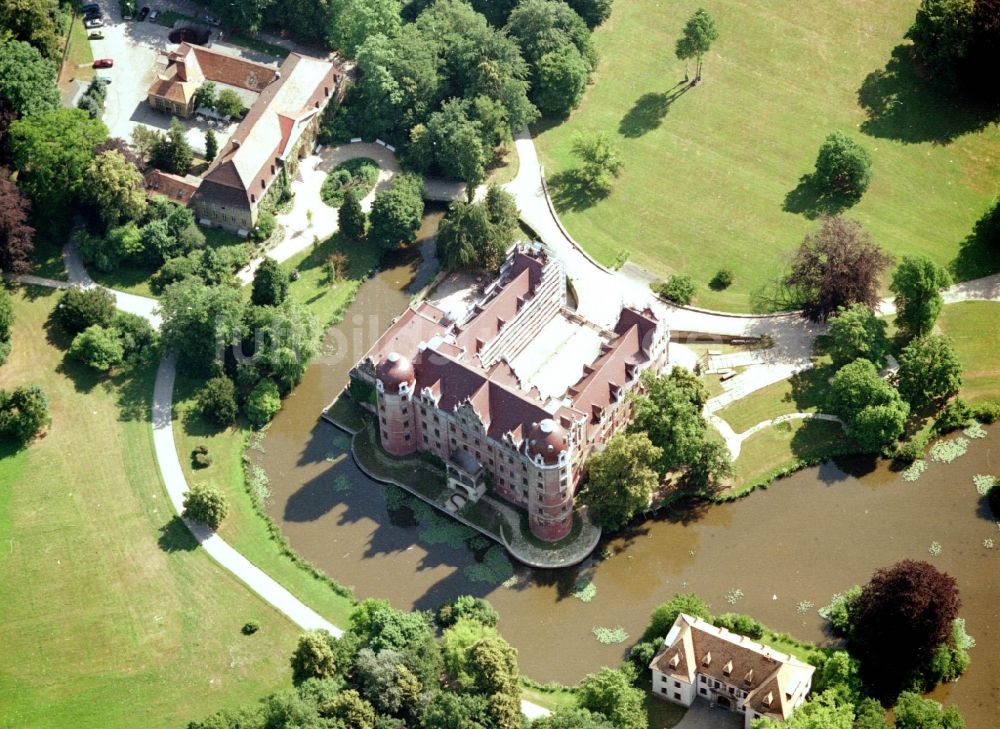 Luftaufnahme Bad Muskau - Wassergraben mit Wasserschloß - Schloss Bad Muskau an der Schloßstraße in Bad Muskau im Bundesland Sachsen, Deutschland