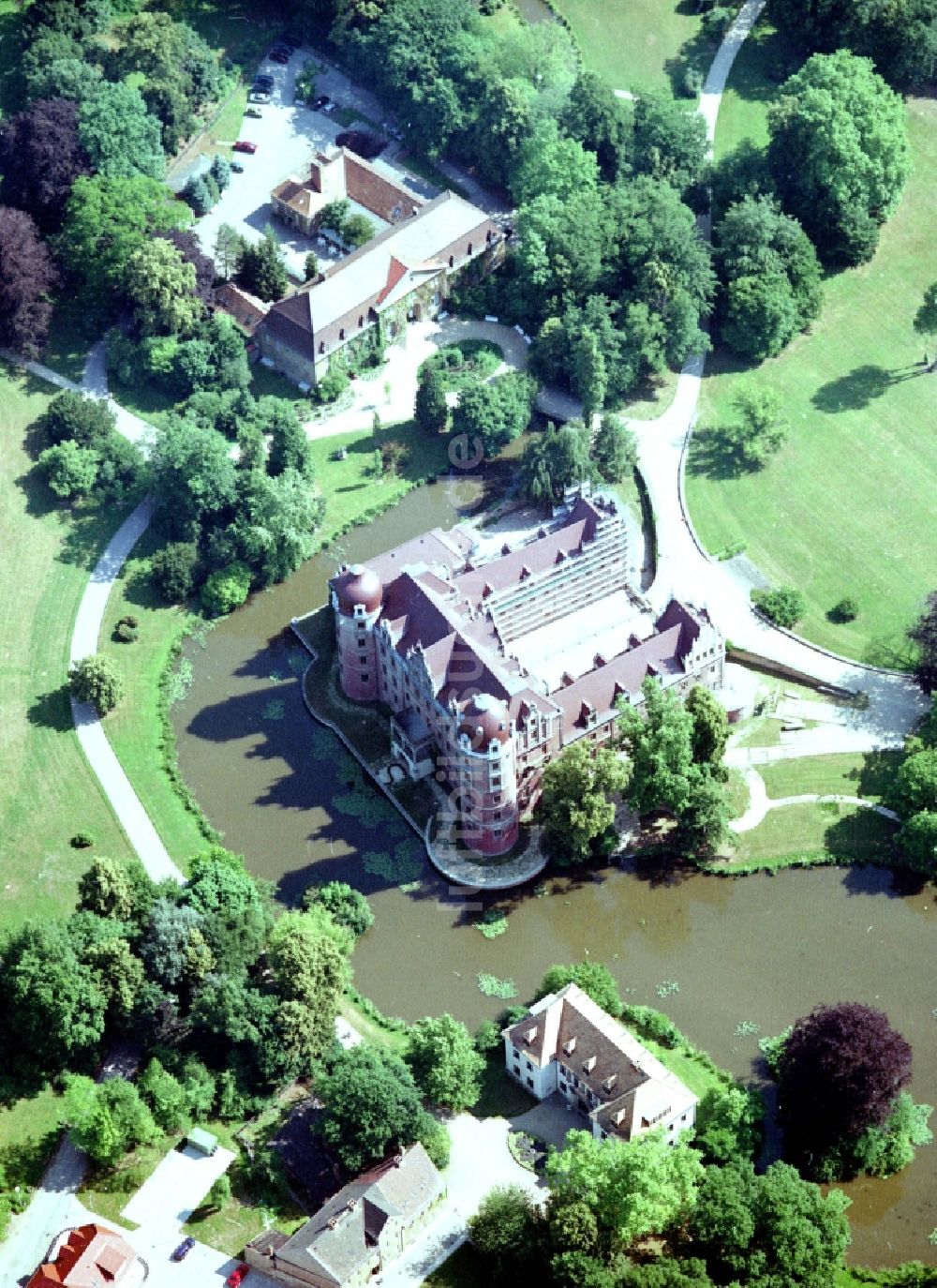 Bad Muskau von oben - Wassergraben mit Wasserschloß - Schloss Bad Muskau an der Schloßstraße in Bad Muskau im Bundesland Sachsen, Deutschland