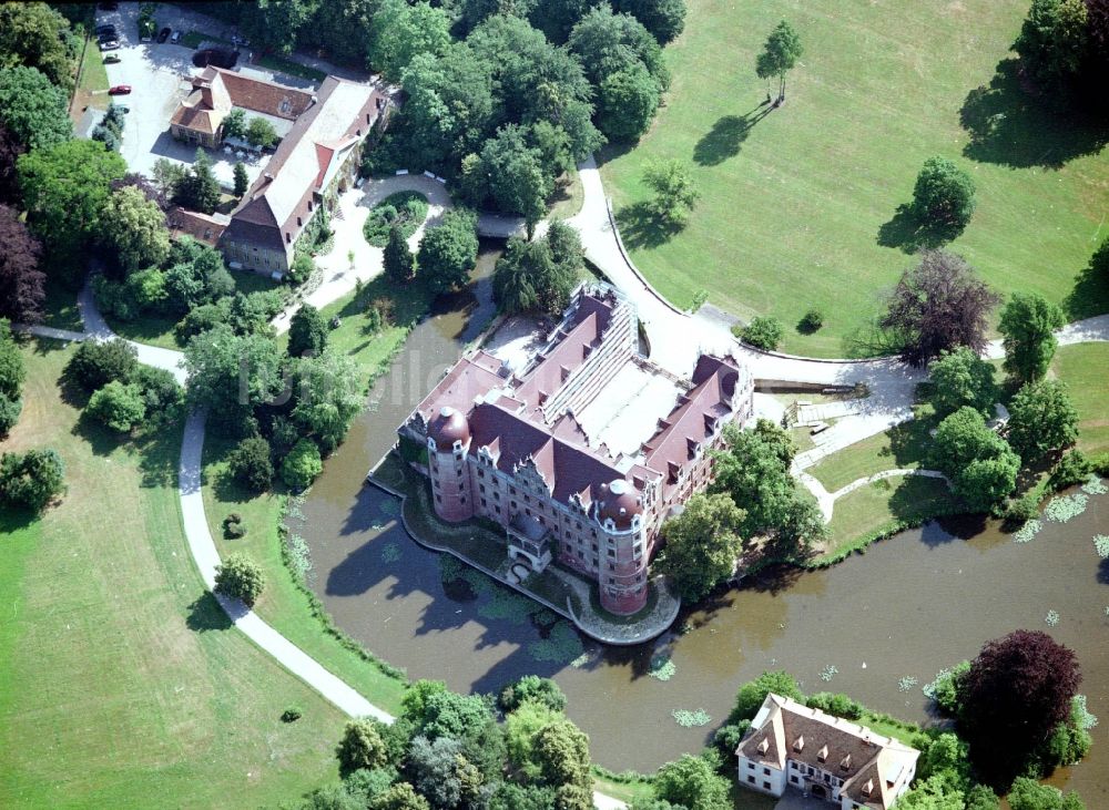 Bad Muskau aus der Vogelperspektive: Wassergraben mit Wasserschloß - Schloss Bad Muskau an der Schloßstraße in Bad Muskau im Bundesland Sachsen, Deutschland