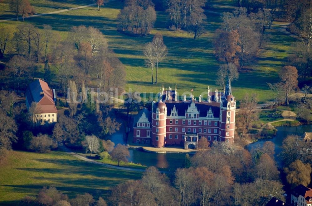 Bad Muskau von oben - Wassergraben mit Wasserschloß - Schloss Bad Muskau an der Schloßstraße in Bad Muskau im Bundesland Sachsen, Deutschland