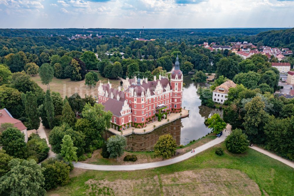 Luftaufnahme Bad Muskau - Wassergraben mit Wasserschloß - Schloss Bad Muskau an der Schloßstraße in Bad Muskau im Bundesland Sachsen, Deutschland