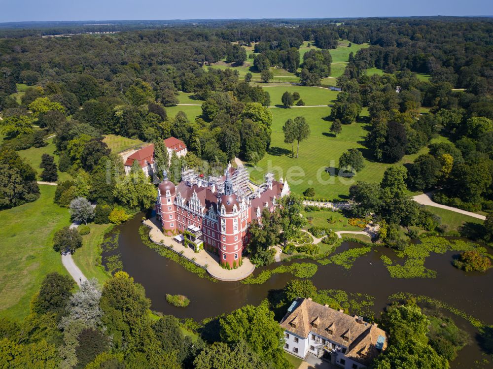 Luftaufnahme Bad Muskau - Wassergraben mit Wasserschloß - Schloss Bad Muskau an der Schloßstraße in Bad Muskau im Bundesland Sachsen, Deutschland