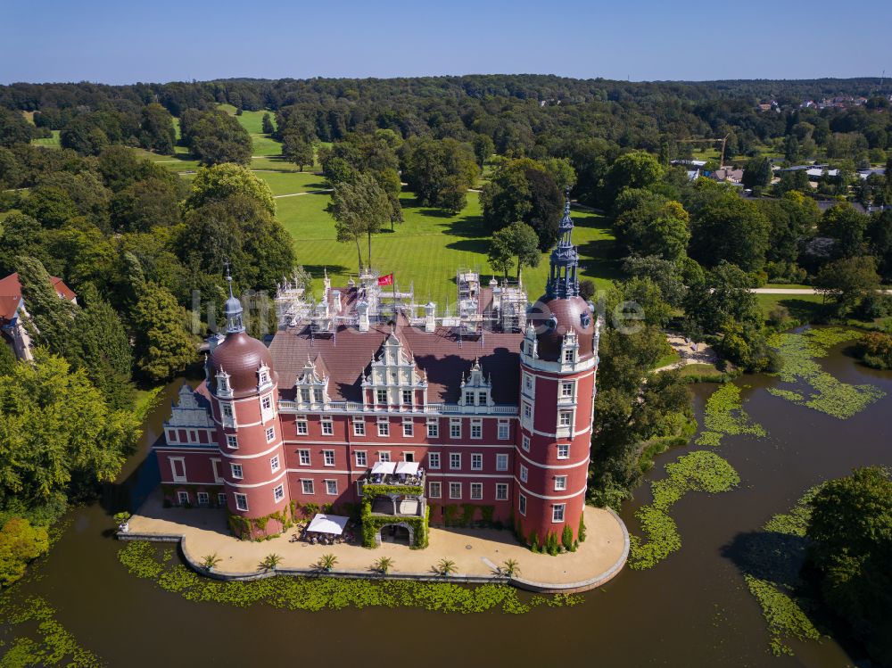 Bad Muskau von oben - Wassergraben mit Wasserschloß - Schloss Bad Muskau an der Schloßstraße in Bad Muskau im Bundesland Sachsen, Deutschland