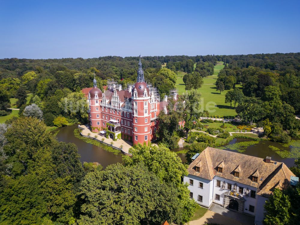 Bad Muskau aus der Vogelperspektive: Wassergraben mit Wasserschloß - Schloss Bad Muskau an der Schloßstraße in Bad Muskau im Bundesland Sachsen, Deutschland