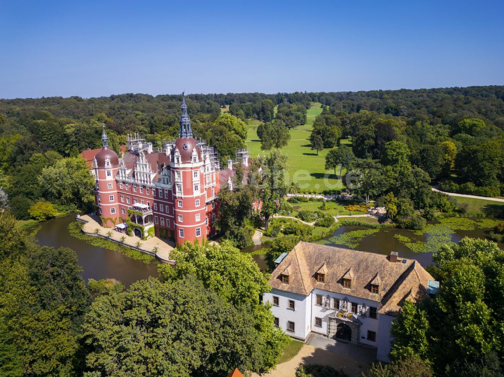 Luftbild Bad Muskau - Wassergraben mit Wasserschloß - Schloss Bad Muskau an der Schloßstraße in Bad Muskau im Bundesland Sachsen, Deutschland