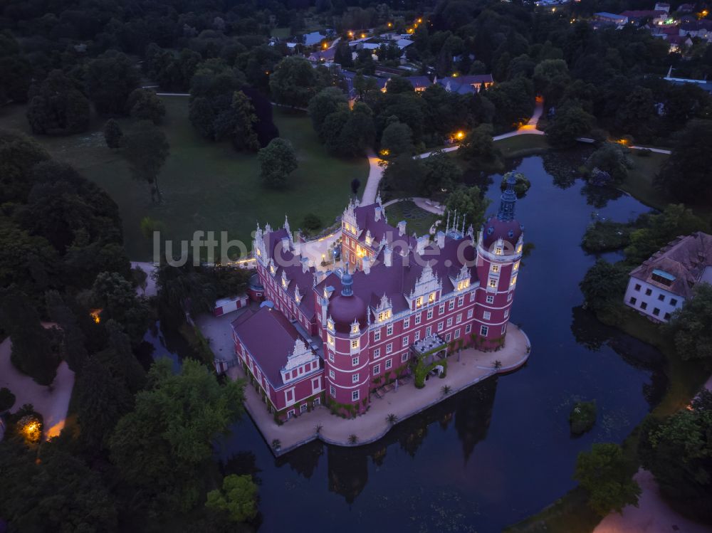 Luftaufnahme Bad Muskau - Wassergraben mit Wasserschloß - Schloss Bad Muskau an der Schloßstraße in Bad Muskau im Bundesland Sachsen, Deutschland