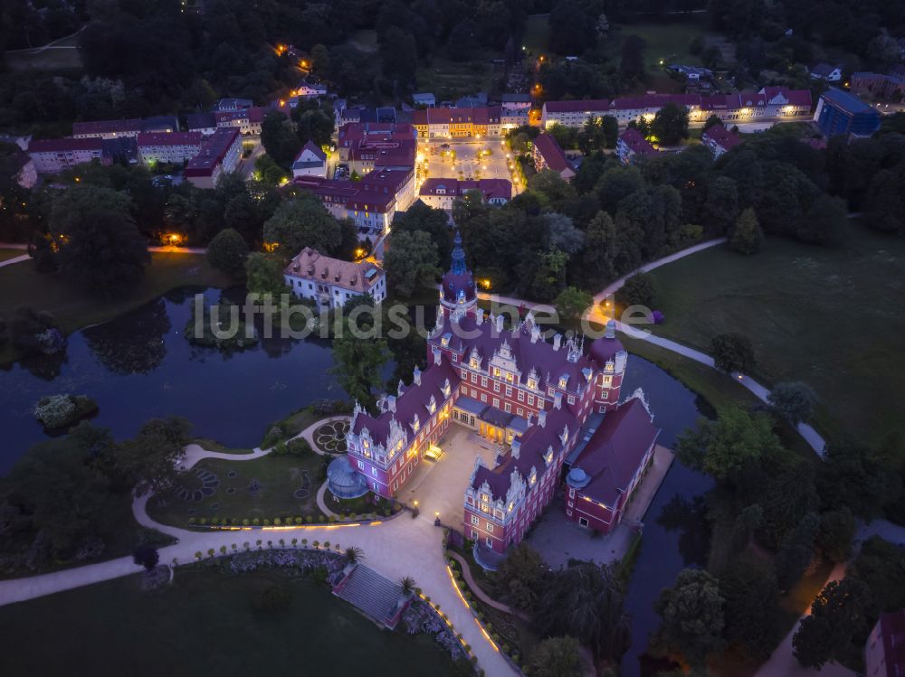 Bad Muskau von oben - Wassergraben mit Wasserschloß - Schloss Bad Muskau an der Schloßstraße in Bad Muskau im Bundesland Sachsen, Deutschland