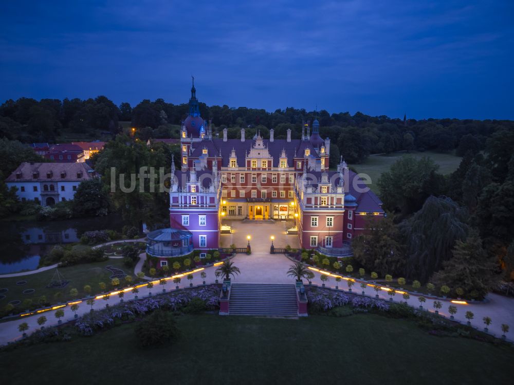 Bad Muskau aus der Vogelperspektive: Wassergraben mit Wasserschloß - Schloss Bad Muskau an der Schloßstraße in Bad Muskau im Bundesland Sachsen, Deutschland