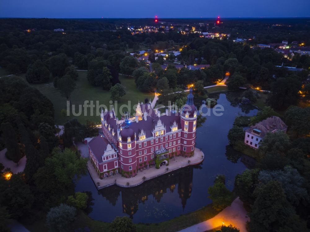 Luftaufnahme Bad Muskau - Wassergraben mit Wasserschloß - Schloss Bad Muskau an der Schloßstraße in Bad Muskau im Bundesland Sachsen, Deutschland