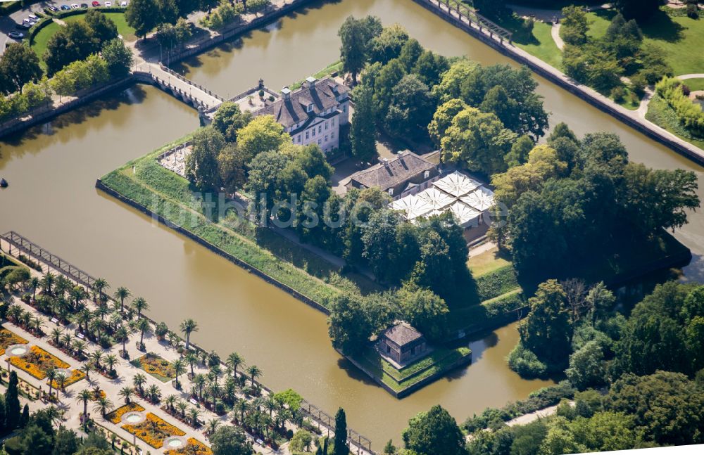 Bad Pyrmont von oben - Wassergraben mit Wasserschloß Schloss Bad Pyrmont in Bad Pyrmont im Bundesland Niedersachsen, Deutschland