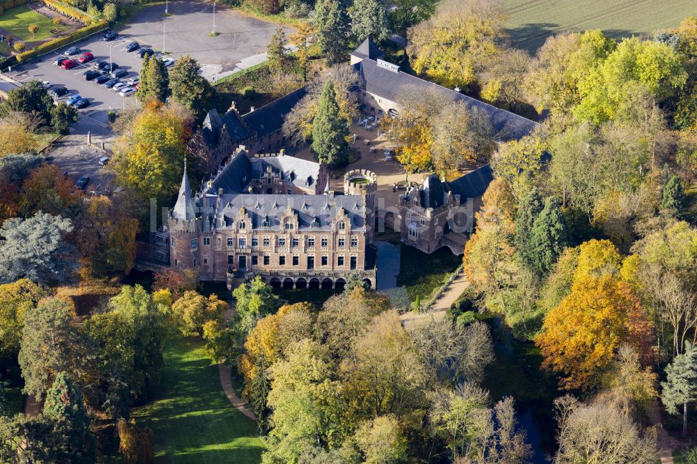 Paffendorf aus der Vogelperspektive: Wassergraben mit Wasserschloß Schloss in Bergheim im Bundesland Nordrhein-Westfalen, Deutschland