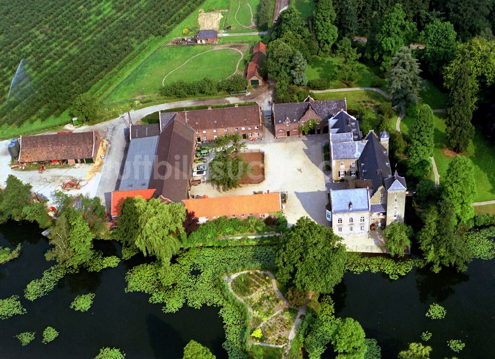 Luftaufnahme Neukirchen-Vluyn - Wassergraben mit Wasserschloß Schloss Bloemersheim in Neukirchen-Vluyn im Bundesland Nordrhein-Westfalen