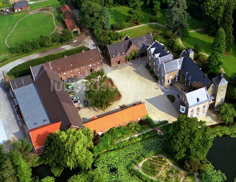 Neukirchen-Vluyn von oben - Wassergraben mit Wasserschloß Schloss Bloemersheim in Neukirchen-Vluyn im Bundesland Nordrhein-Westfalen