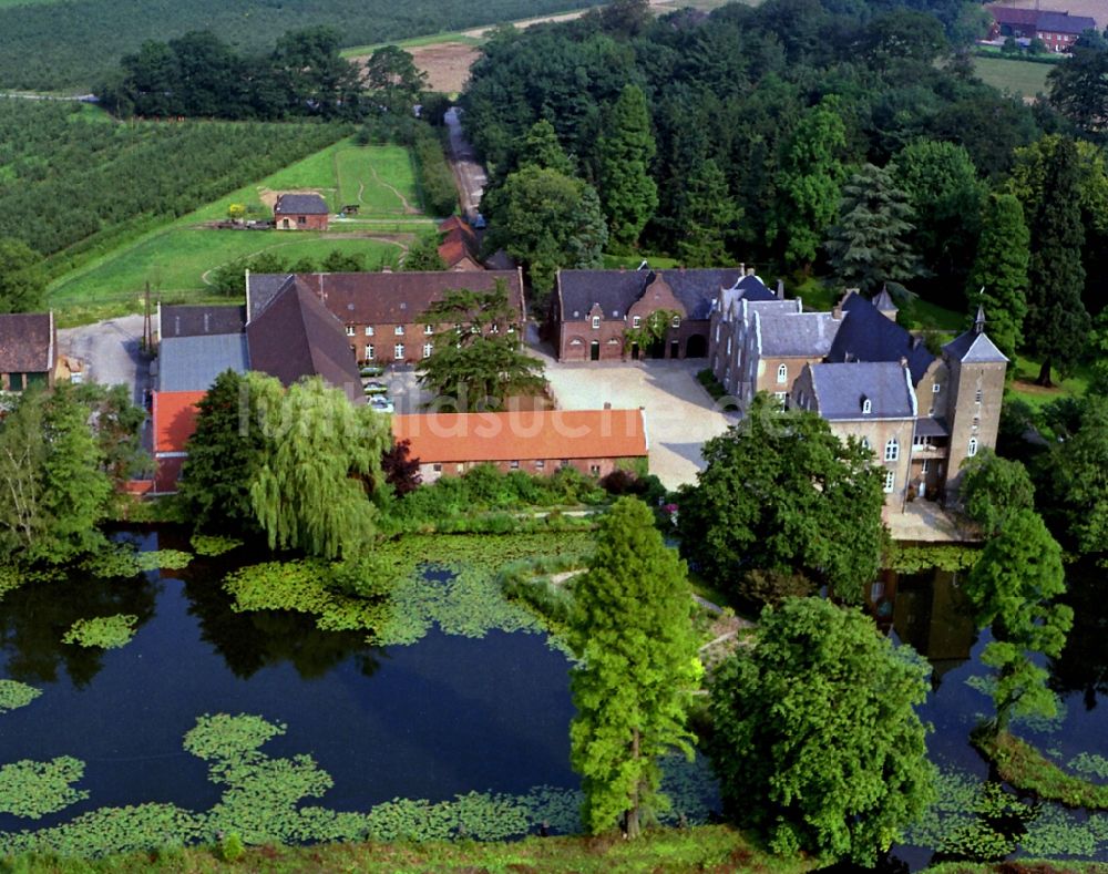 Luftbild Neukirchen-Vluyn - Wassergraben mit Wasserschloß Schloss Bloemersheim in Neukirchen-Vluyn im Bundesland Nordrhein-Westfalen