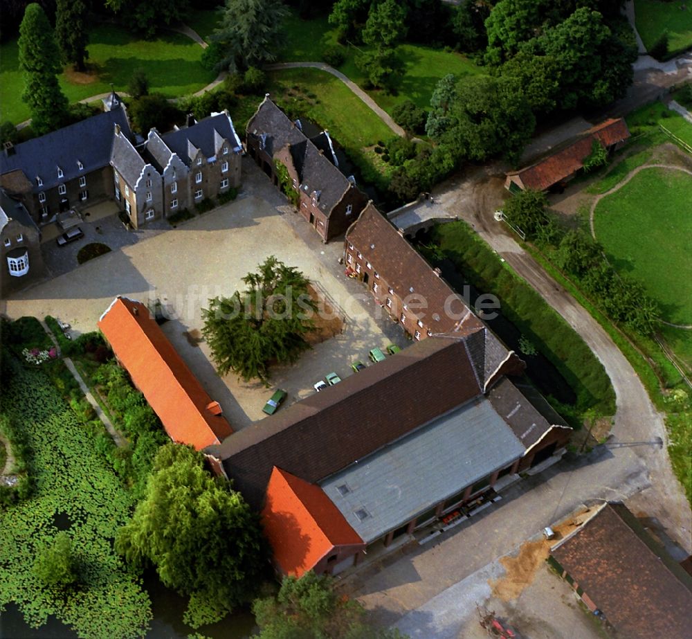 Luftaufnahme Neukirchen-Vluyn - Wassergraben mit Wasserschloß Schloss Bloemersheim in Neukirchen-Vluyn im Bundesland Nordrhein-Westfalen