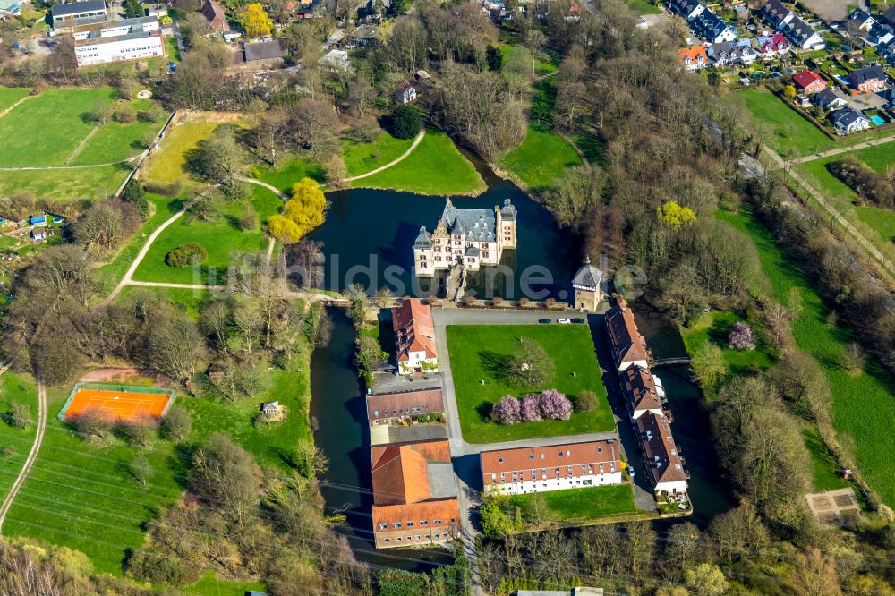 Luftbild Bodelschwingh - Wassergraben mit Wasserschloss Schloss Bodelschwingh in Bodelschwingh im Bundesland Nordrhein-Westfalen, Deutschland