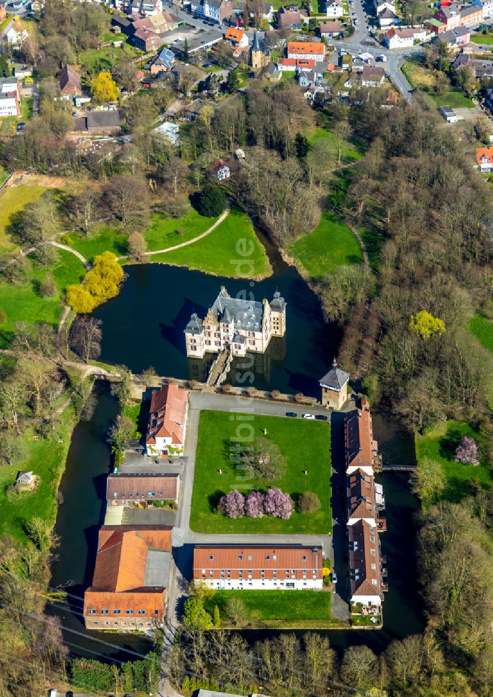 Luftaufnahme Bodelschwingh - Wassergraben mit Wasserschloss Schloss Bodelschwingh in Bodelschwingh im Bundesland Nordrhein-Westfalen, Deutschland