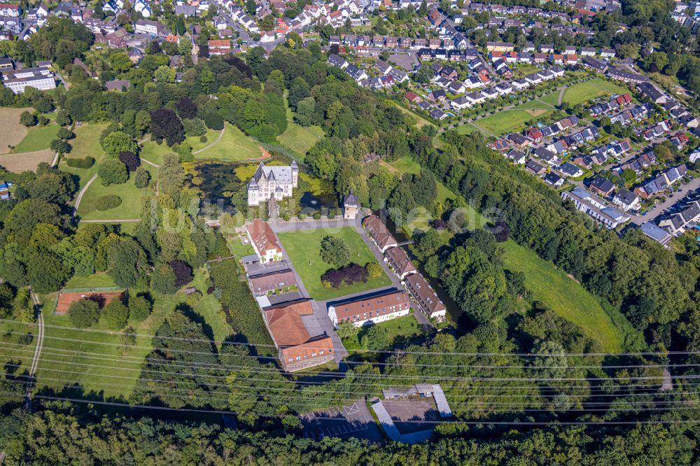 Luftaufnahme Bodelschwingh - Wassergraben mit Wasserschloss Schloss Bodelschwingh in Bodelschwingh im Bundesland Nordrhein-Westfalen, Deutschland