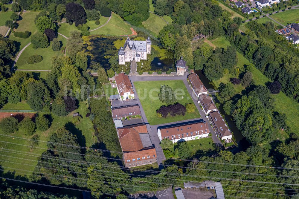 Bodelschwingh von oben - Wassergraben mit Wasserschloss Schloss Bodelschwingh in Bodelschwingh im Bundesland Nordrhein-Westfalen, Deutschland