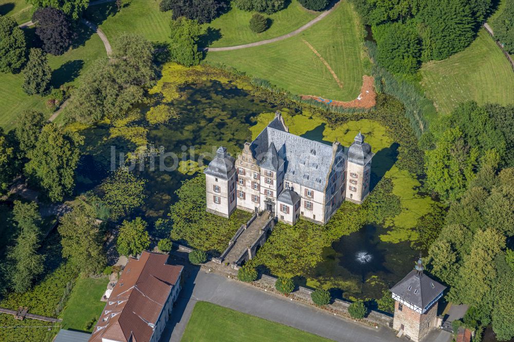 Bodelschwingh aus der Vogelperspektive: Wassergraben mit Wasserschloss Schloss Bodelschwingh in Bodelschwingh im Bundesland Nordrhein-Westfalen, Deutschland