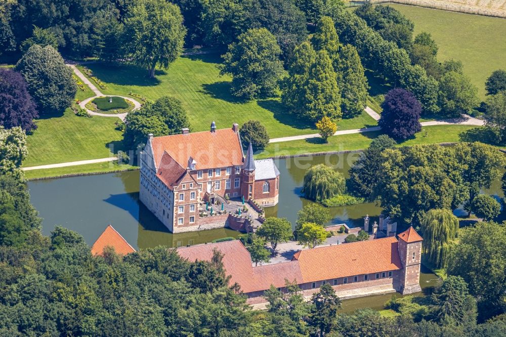 Havixbeck aus der Vogelperspektive: Wassergraben mit Wasserschloß Schloss Burg Hülshoff in Havixbeck im Bundesland Nordrhein-Westfalen, Deutschland